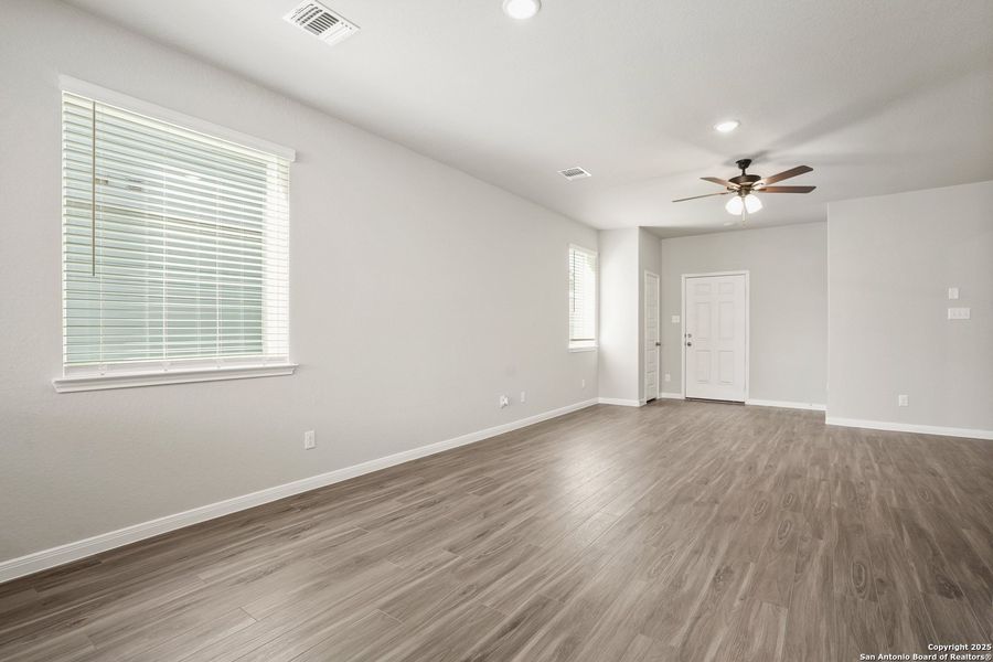 Spacious, unfurnished interior of a new home in Swenson Heights, Seguin (Image 20).