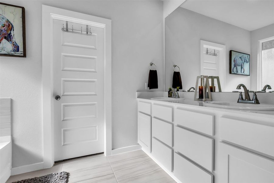 Furnished interior view inside a new home in Westridge Cove 40′, Conroe (Image 17).