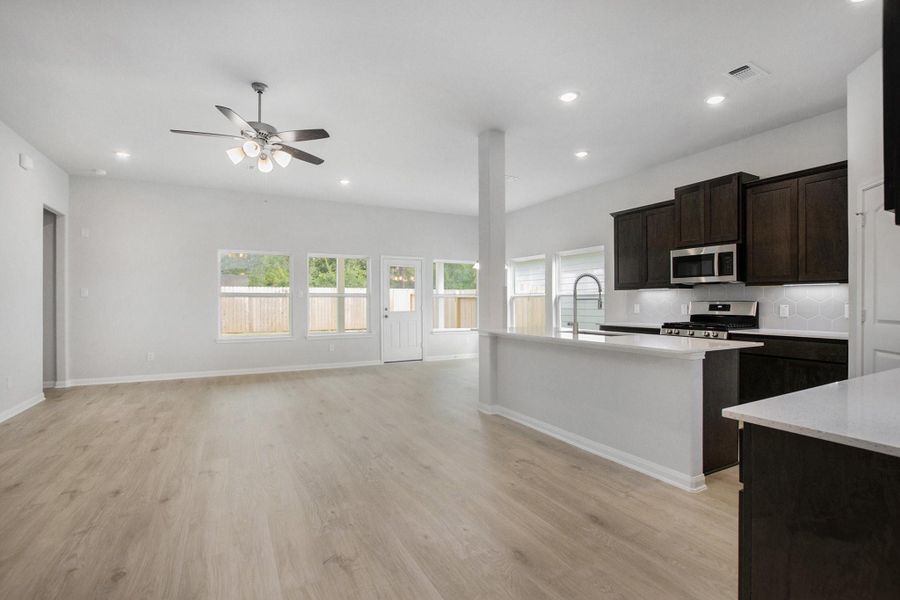 Spacious, unfurnished interior of a new home in , Bay City (Image 33).