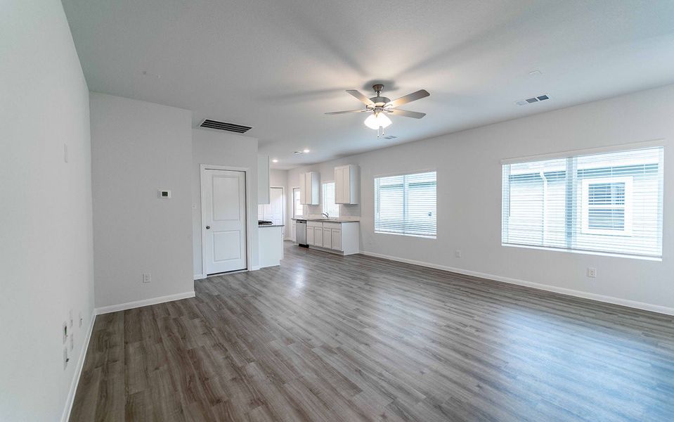 Spacious, unfurnished interior of a new home in Paramount, Kyle (Image 9).