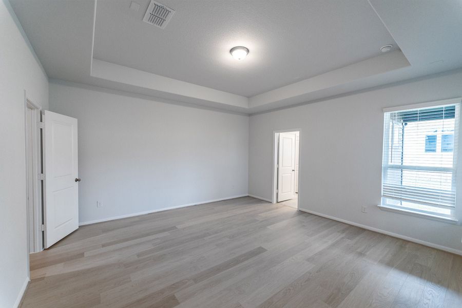 Spacious, unfurnished interior of a new home in Sunfield, Buda (Image 13).