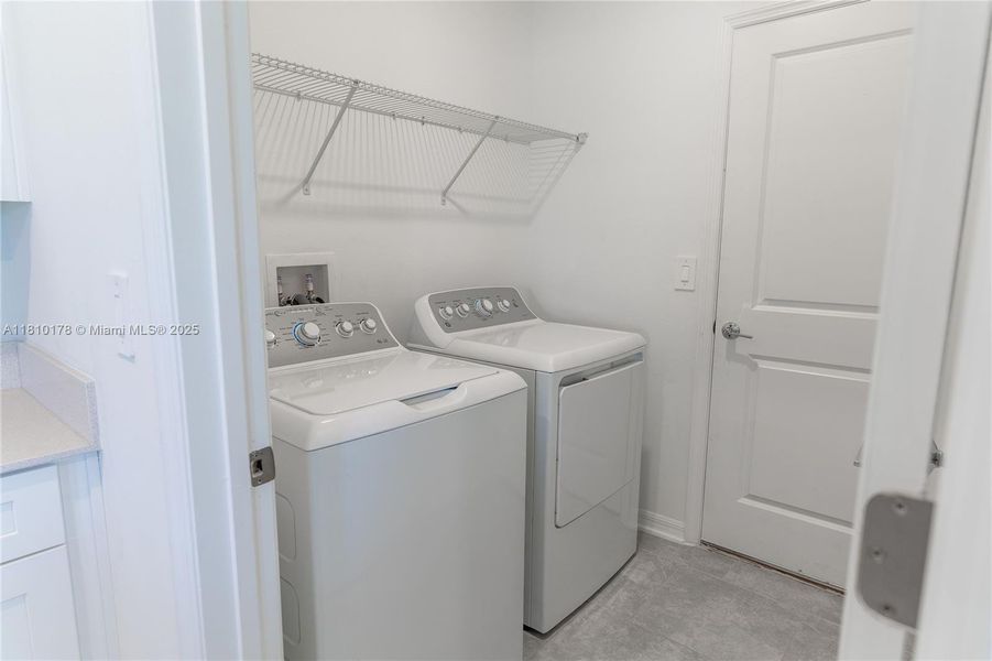 Furnished interior view inside a new home in Inman Groves, Winter Haven (Image 8). Furnished interior view inside a new home in Inman Groves, Winter Haven (Image 8).