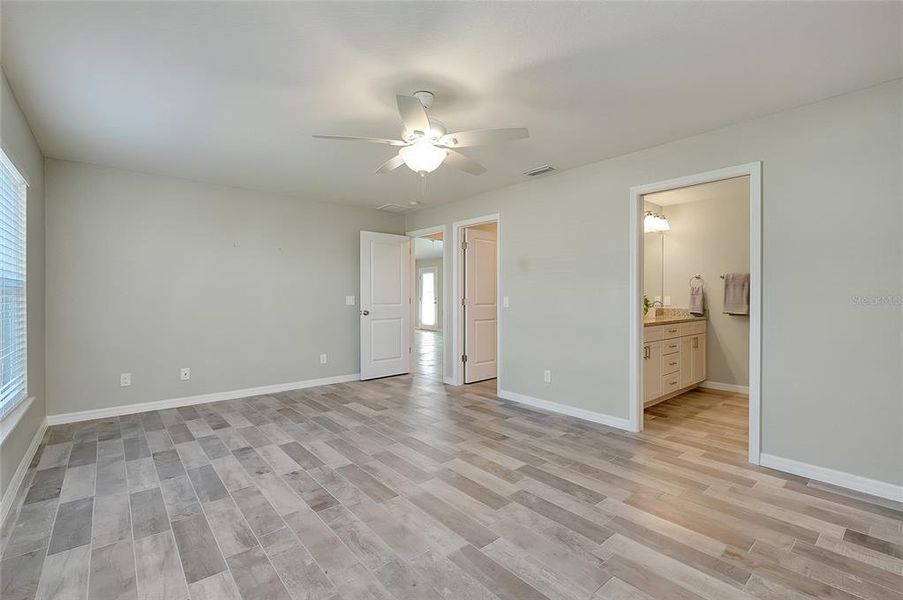 Spacious, unfurnished interior of a new home in , Englewood (Image 40).