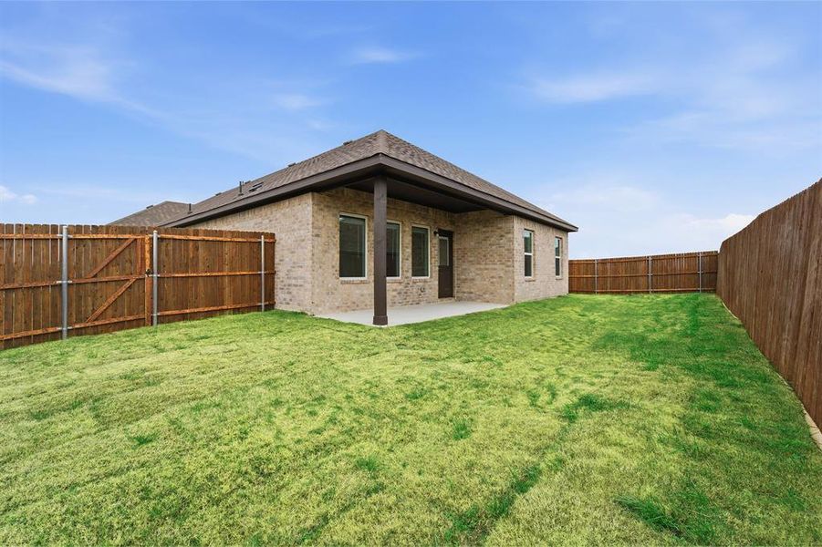 Exterior details and patio area of a home in Saddlebrook Estates, Waxahachie (Image 3).