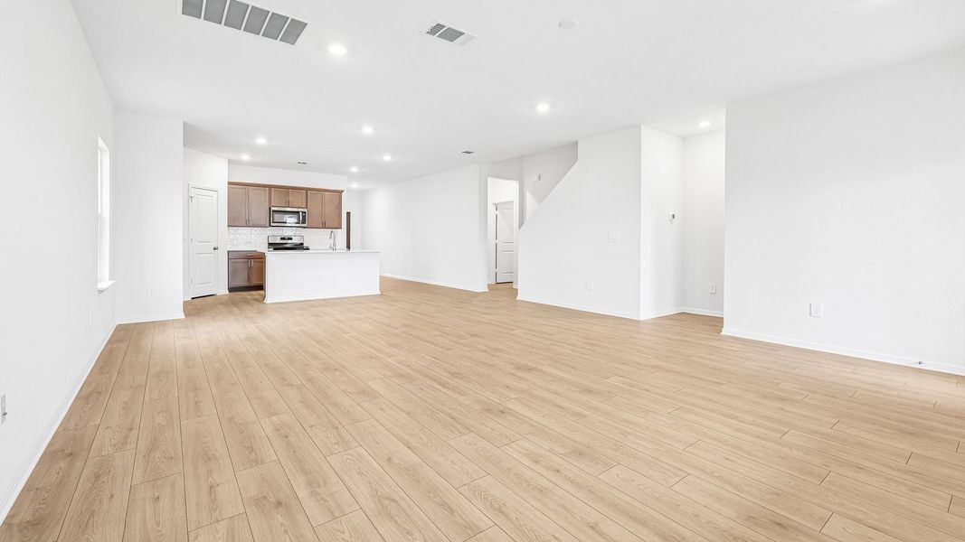 Spacious, unfurnished interior of a new home in Bar W Ranch, Leander (Image 19).