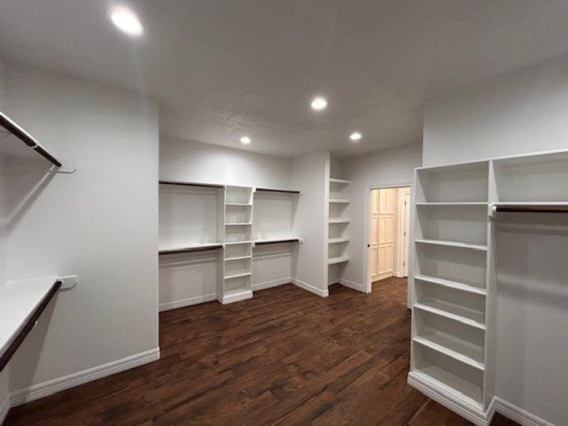 Spacious, unfurnished interior of a new home in , Beaumont (Image 8).