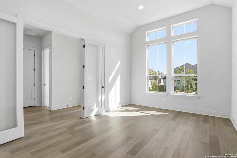 Spacious, unfurnished interior of a new home in Kinder Ranch 70's, San Antonio (Image 38).