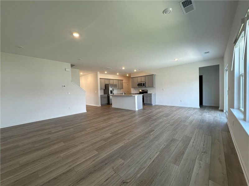Spacious, unfurnished interior of a new home in Buice Lake, Acworth (Image 17).