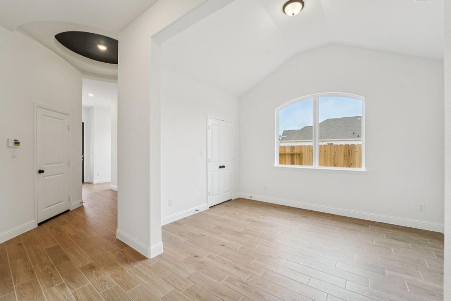 Spacious, unfurnished interior of a new home in Evergreen 40', Conroe (Image 32).