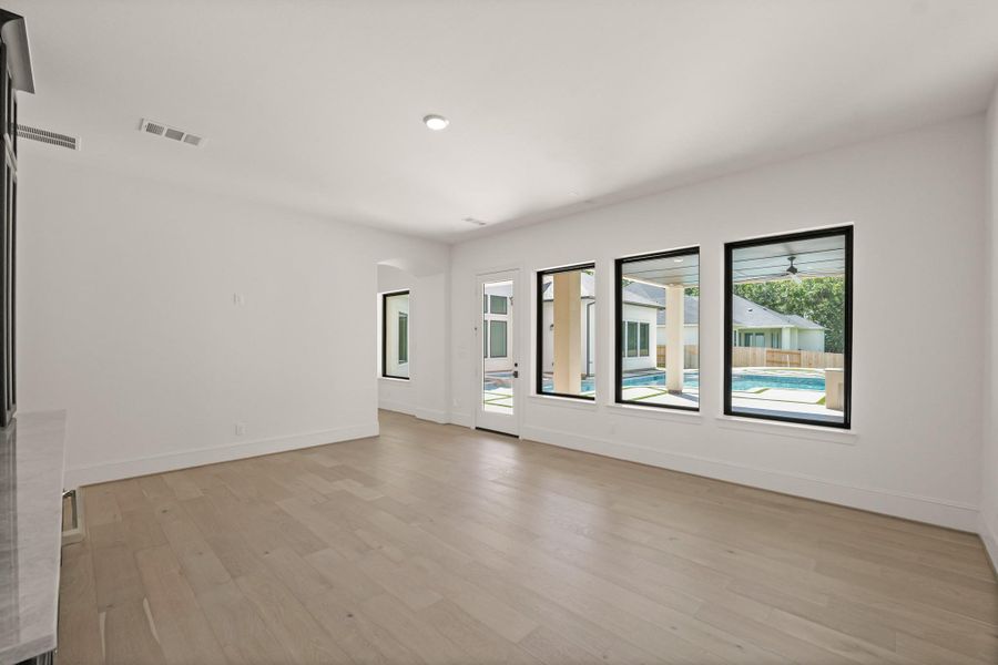 Spacious, unfurnished interior of a new home in The Park and The Reserve, Fulshear (Image 28).