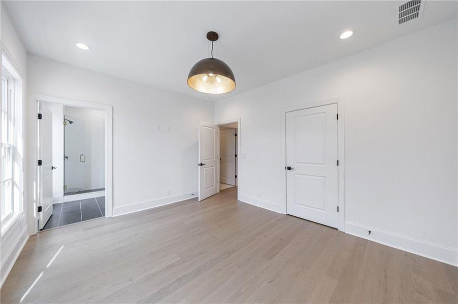Spacious, unfurnished interior of a new home in , Alpharetta (Image 47).