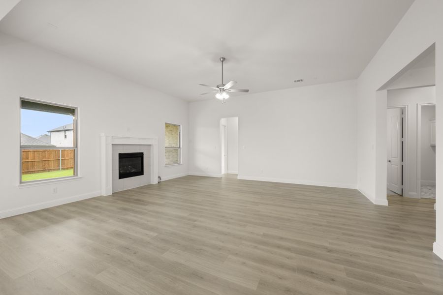 Spacious, unfurnished interior of a new home in Sheppard's Place, Waxahachie (Image 22).