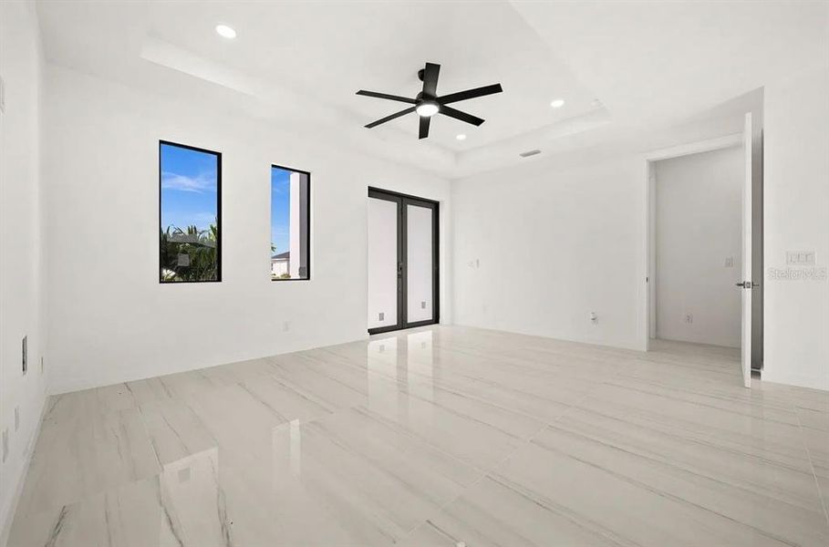 Spacious, unfurnished interior of a new home in , Cape Coral (Image 16).
