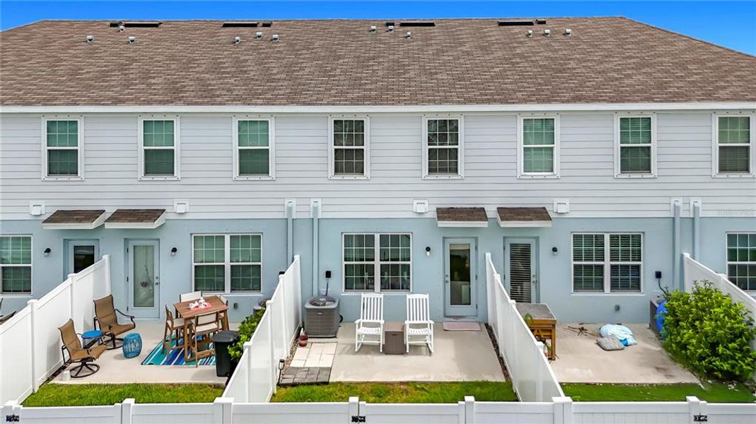 Exterior details and patio area of a home in , Bradenton (Image 28).