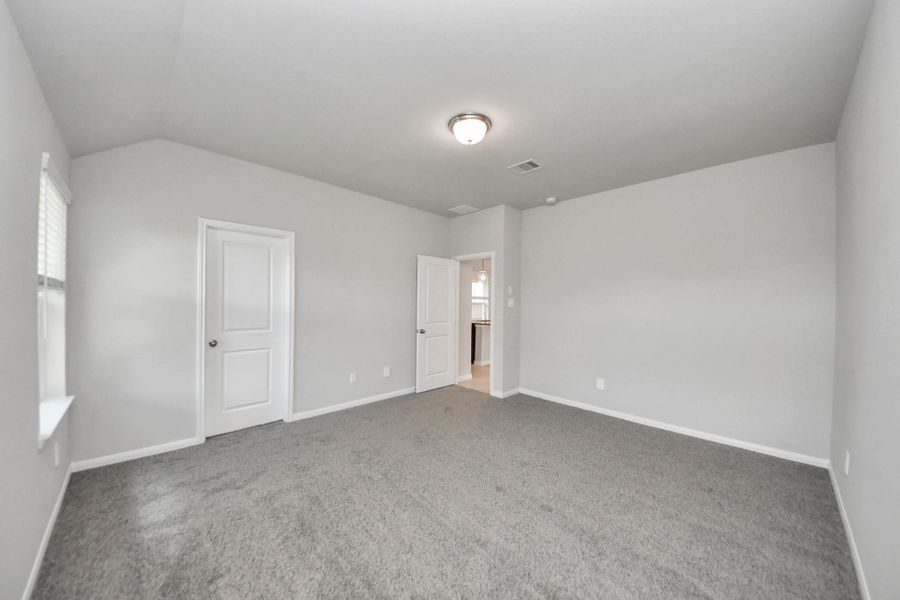 Spacious, unfurnished interior of a new home in Montgomery Ridge: Founders Collection, Conroe (Image 20).