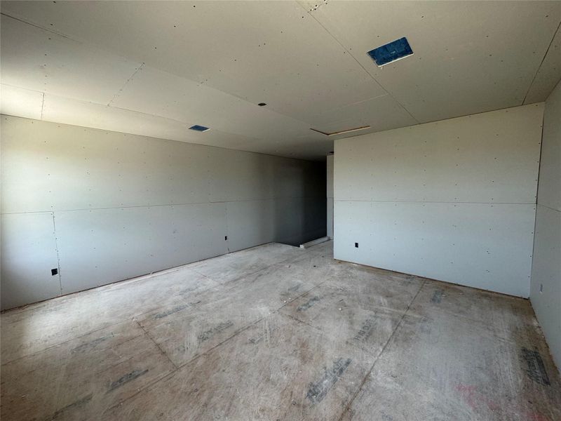 Spacious, unfurnished interior of a new home in Village at Three Oaks, Seguin (Image 16).