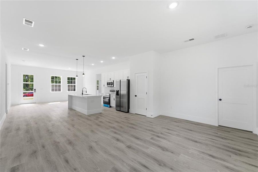 Spacious, unfurnished interior of a new home in , Dunnellon (Image 27).