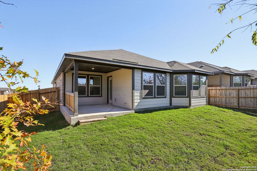 Exterior details and patio area of a home in Comanche Ridge, San Antonio (Image 4).