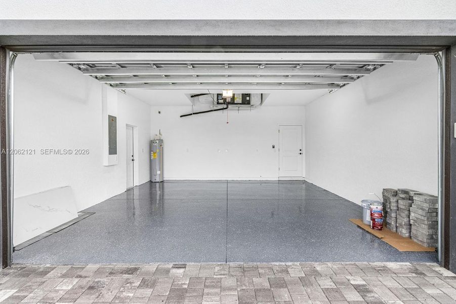 Spacious, unfurnished interior of a new home in , Cape Coral (Image 12).