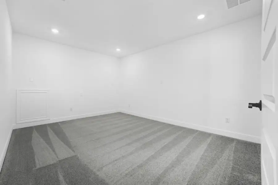 Spacious, unfurnished interior of a new home in Travisso, Leander (Image 18).