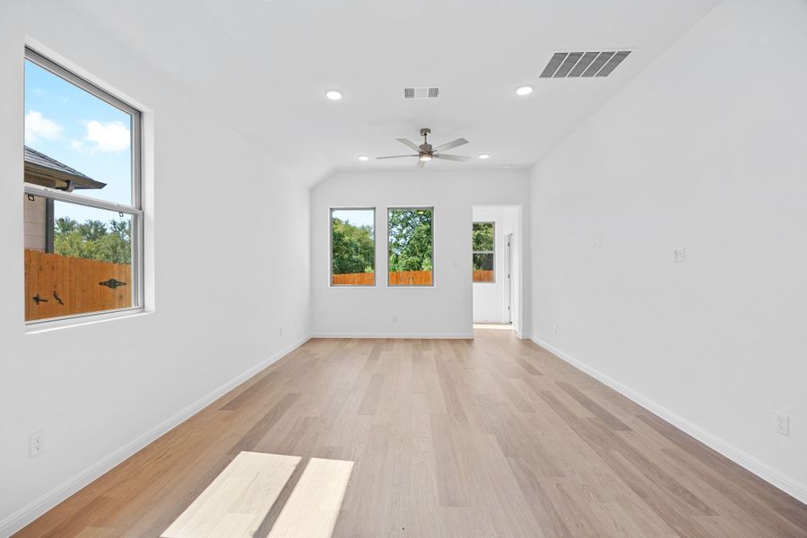 Spacious, unfurnished interior of a new home in Trinity Ranch, Elgin (Image 13).