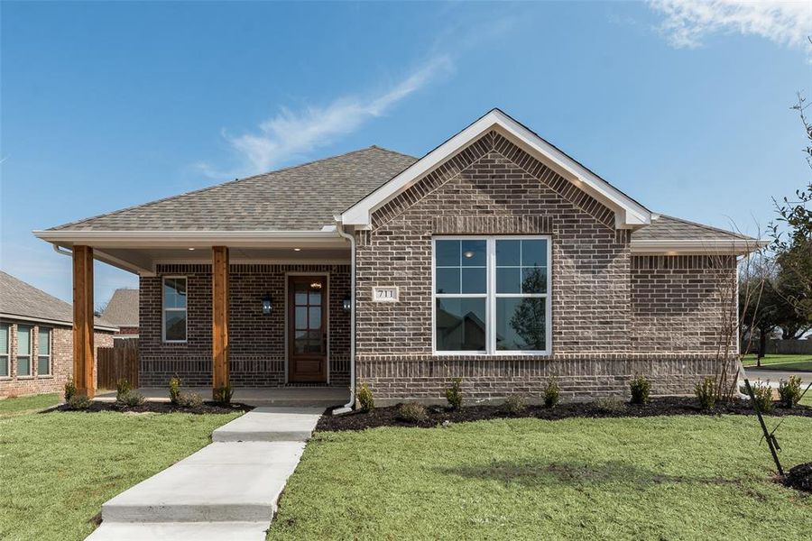 View of front facade featuring a front yard