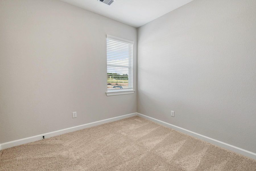 Spacious, unfurnished interior of a new home in Sweetwater Ridge, Conroe (Image 17).