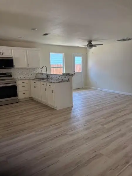 Spacious, unfurnished interior of a new home in , Itasca (Image 5).
