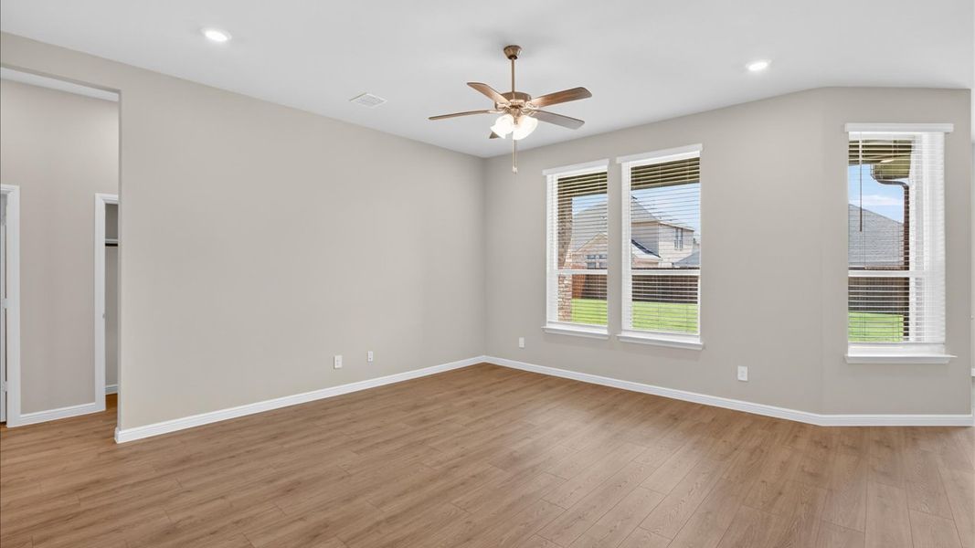 Spacious, unfurnished interior of a new home in Lakeview Pointe, Grand Prairie (Image 18).