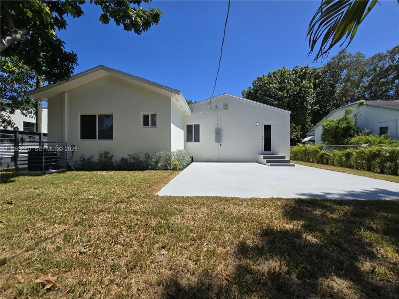 Exterior details and patio area of a home in , Miami (Image 28).