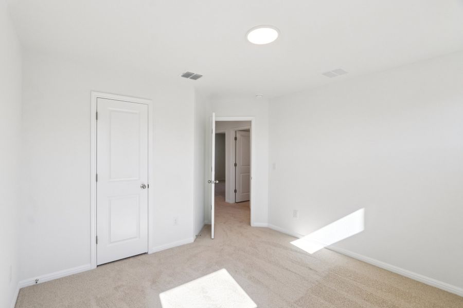 Spacious, unfurnished interior of a new home in Porter Country, Buda (Image 34).