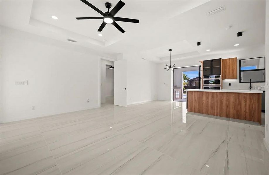 Spacious, unfurnished interior of a new home in , Cape Coral (Image 17).