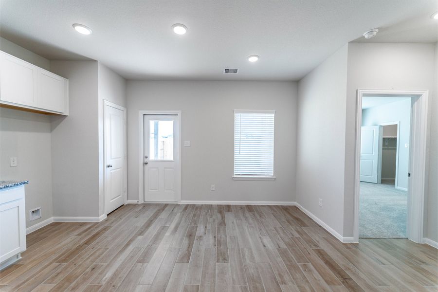 Spacious, unfurnished interior of a new home in Lago Mar, Texas City (Image 12).