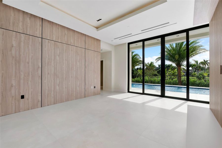 Spacious, unfurnished interior of a new home in , Plantation (Image 46).