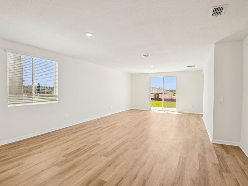 Spacious, unfurnished interior of a new home in Hilltop Vistas, Dade City (Image 14).
