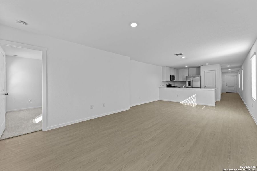 Spacious, unfurnished interior of a new home in Torian Village: Belmar Collection, San Antonio (Image 10).