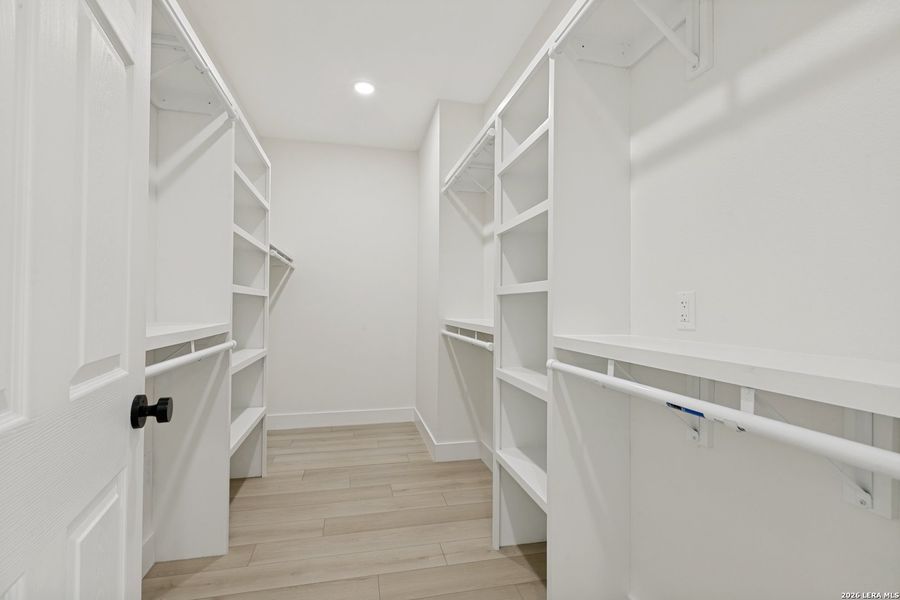 Spacious, unfurnished interior of a new home in , Atascosa (Image 23).