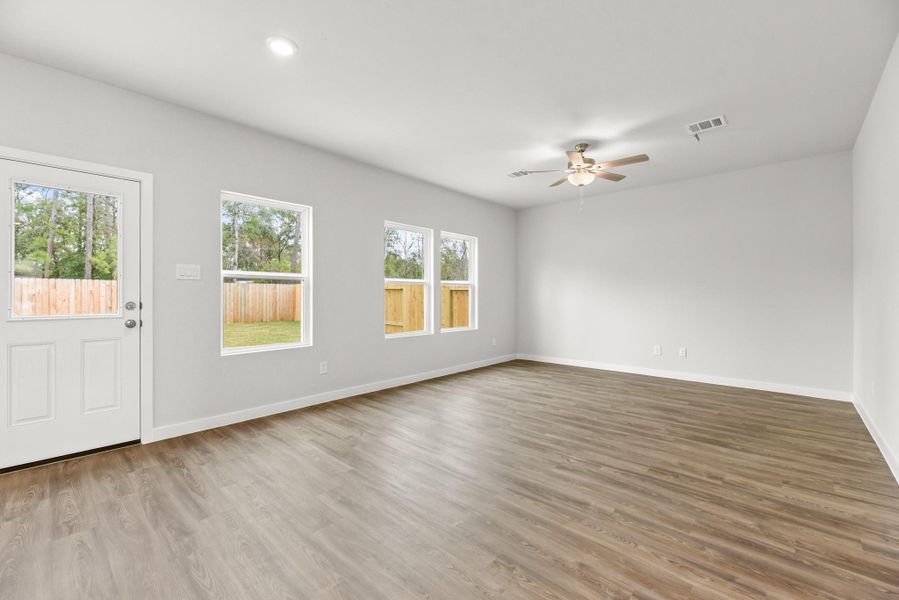 Spacious, unfurnished interior of a new home in Crockett Meadows, Cut and Shoot (Image 16).