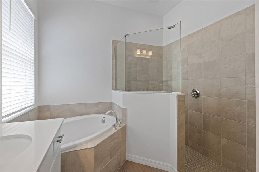 Furnished interior view inside a new home in Sandy Key, Fort Myers (Image 10).