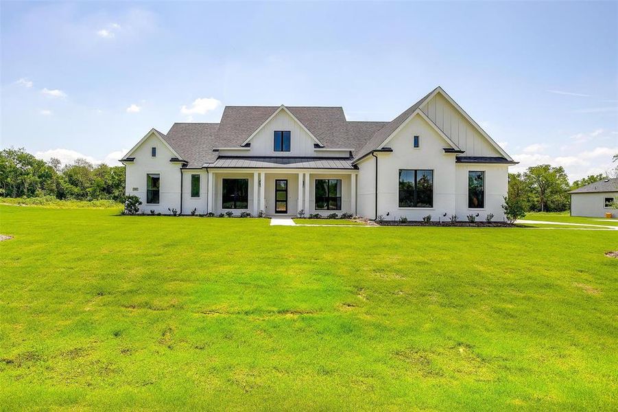 Modern farmhouse featuring a front yard