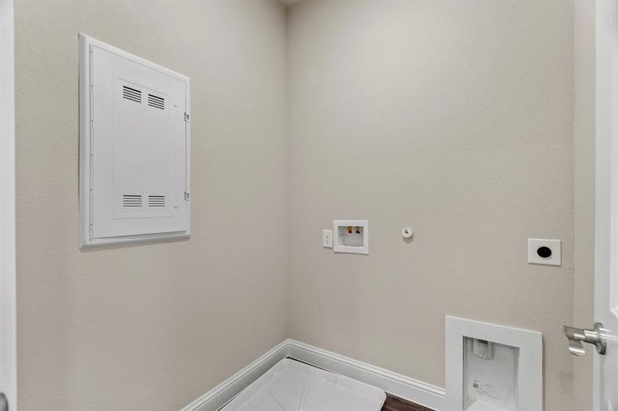 Spacious, unfurnished interior of a new home in , Weatherford (Image 26).