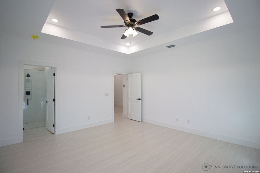 Spacious, unfurnished interior of a new home in , Canyon Lake (Image 21).