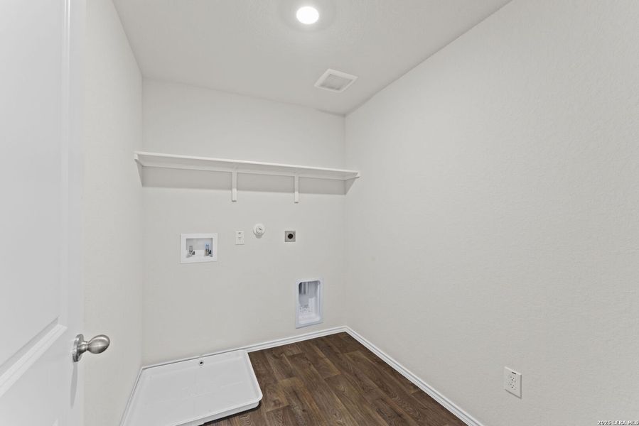 Spacious, unfurnished interior of a new home in Laurel Vistas, San Antonio (Image 31).