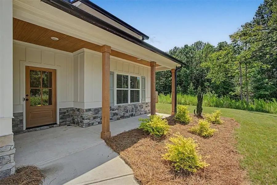 Exterior details and patio area of a home in , Dallas (Image 4).