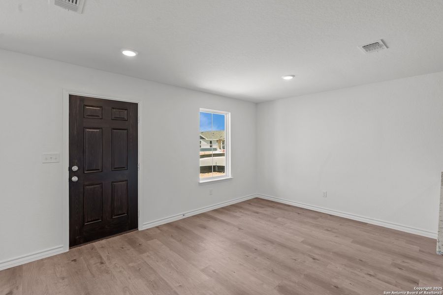 Spacious, unfurnished interior of a new home in Vista Real, Converse (Image 26).
