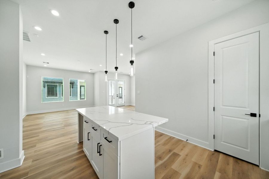 Pictures used for demonstration purposes. Please inquire about final selection. Pictures used for demonstration purposes. Please inquire about final selection.