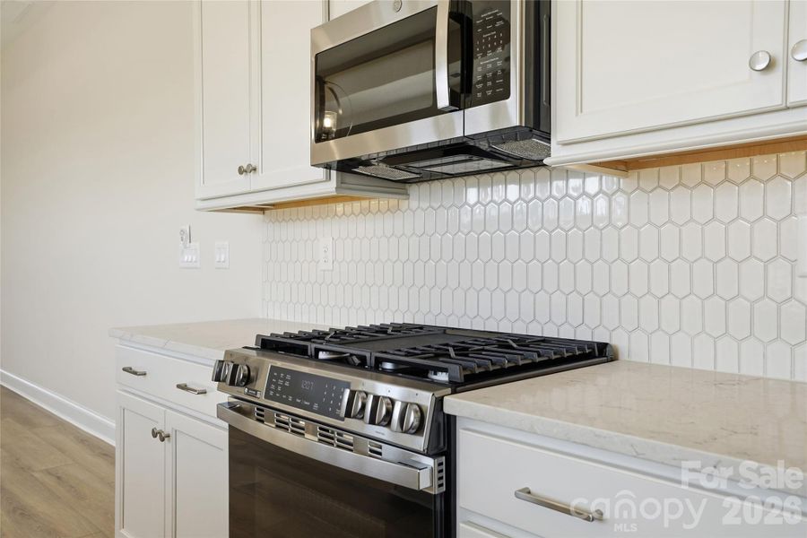 GE 30" Gas Range & Microwave GE 30" Gas Range & Microwave