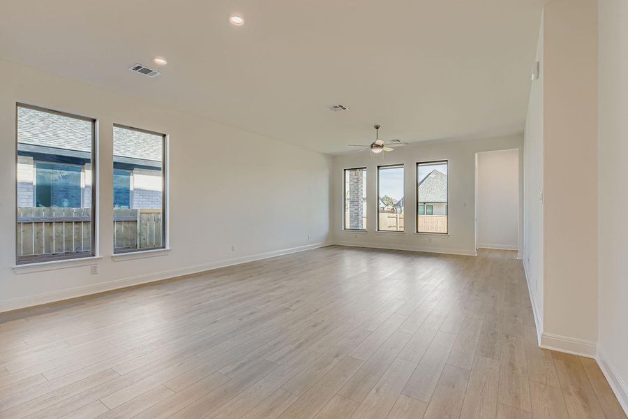 Spacious, unfurnished interior of a new home in 6 Creeks, Kyle (Image 8).