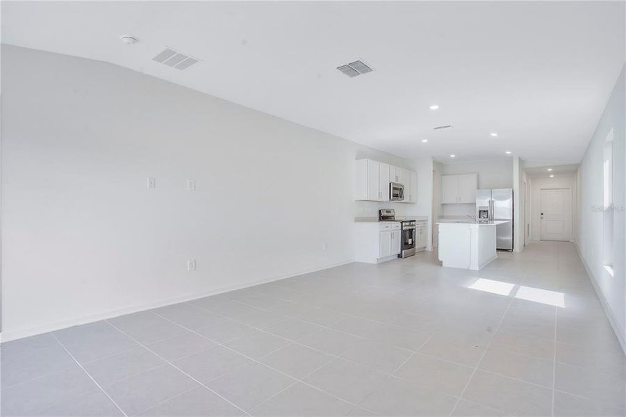 Spacious, unfurnished interior of a new home in Peace Creek Reserve, Winter Haven (Image 12).