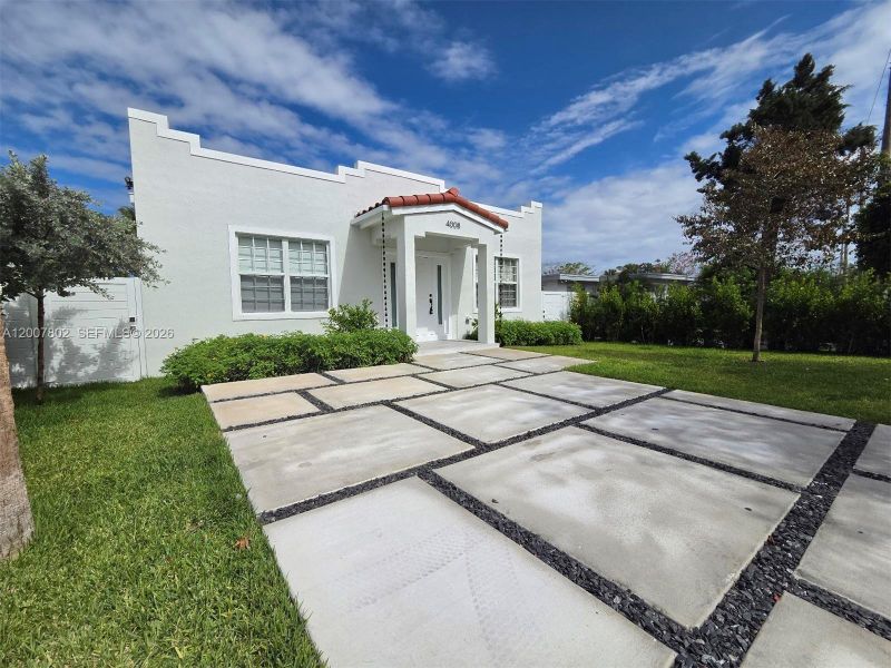 Exterior details and patio area of a home in , West Palm Beach (Image 23).